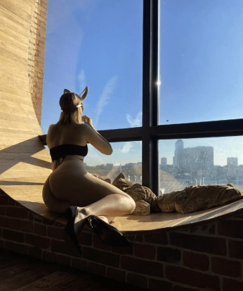 🌹 Умная, красивая и опытная, я готова исполнить все твои желания в Москве. 🌃 Мои нежные прикосновения и страстные поцелуи погрузят тебя в мир наслаждения. 😘 Я могу устроить для тебя незабываемое эротическое шоу или провести вечер в постели, расслабив твое тело и душу. 💋 Мои клиенты говорят, что встречи со мной - самые фантастические и захватывающие моменты их жизни. Смотри мои фото - и увидишь, какая я сексуальная и прекрасная. 💃 Жду звонка от тебя, чтобы сделать твои мечты реальностью. 💫💫💫 1043, 20 лет